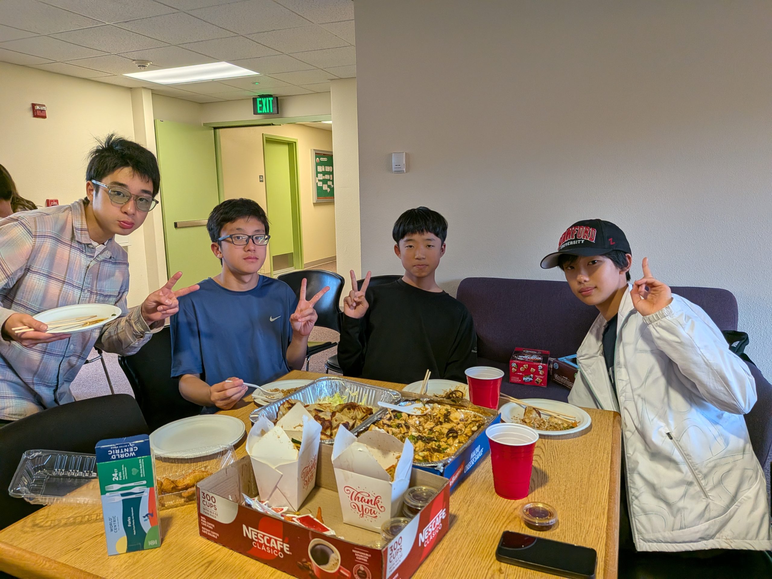 ディナーパーティーで中華料理を楽しむ様子