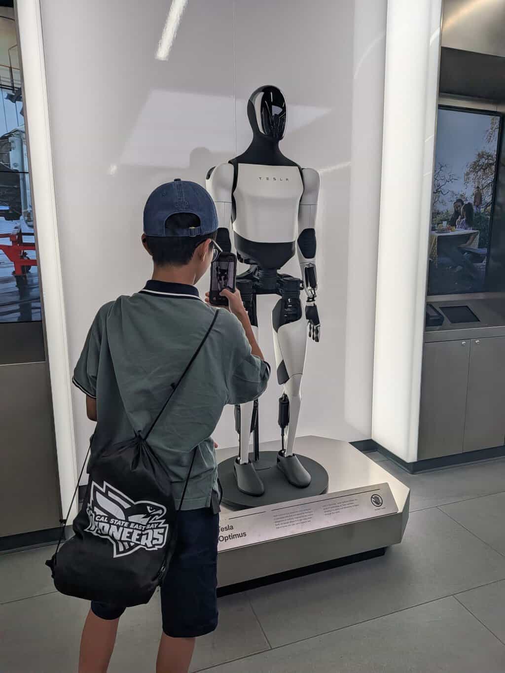 Tesla工場見学に向かう生徒たち