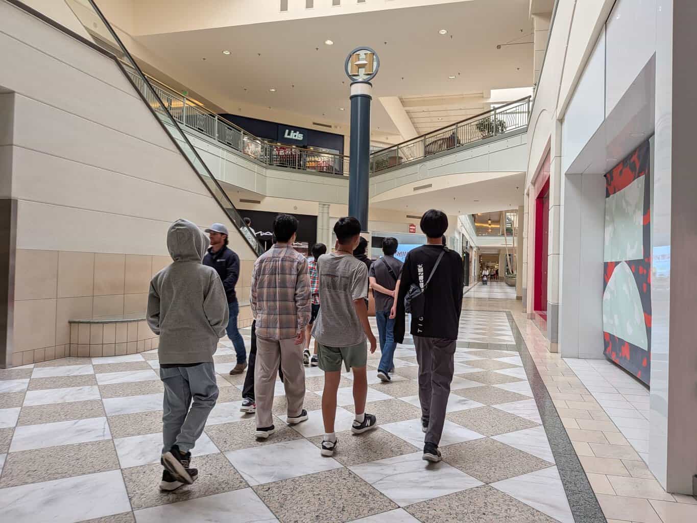 空港の待ち時間にゲームで打ち解ける生徒たち