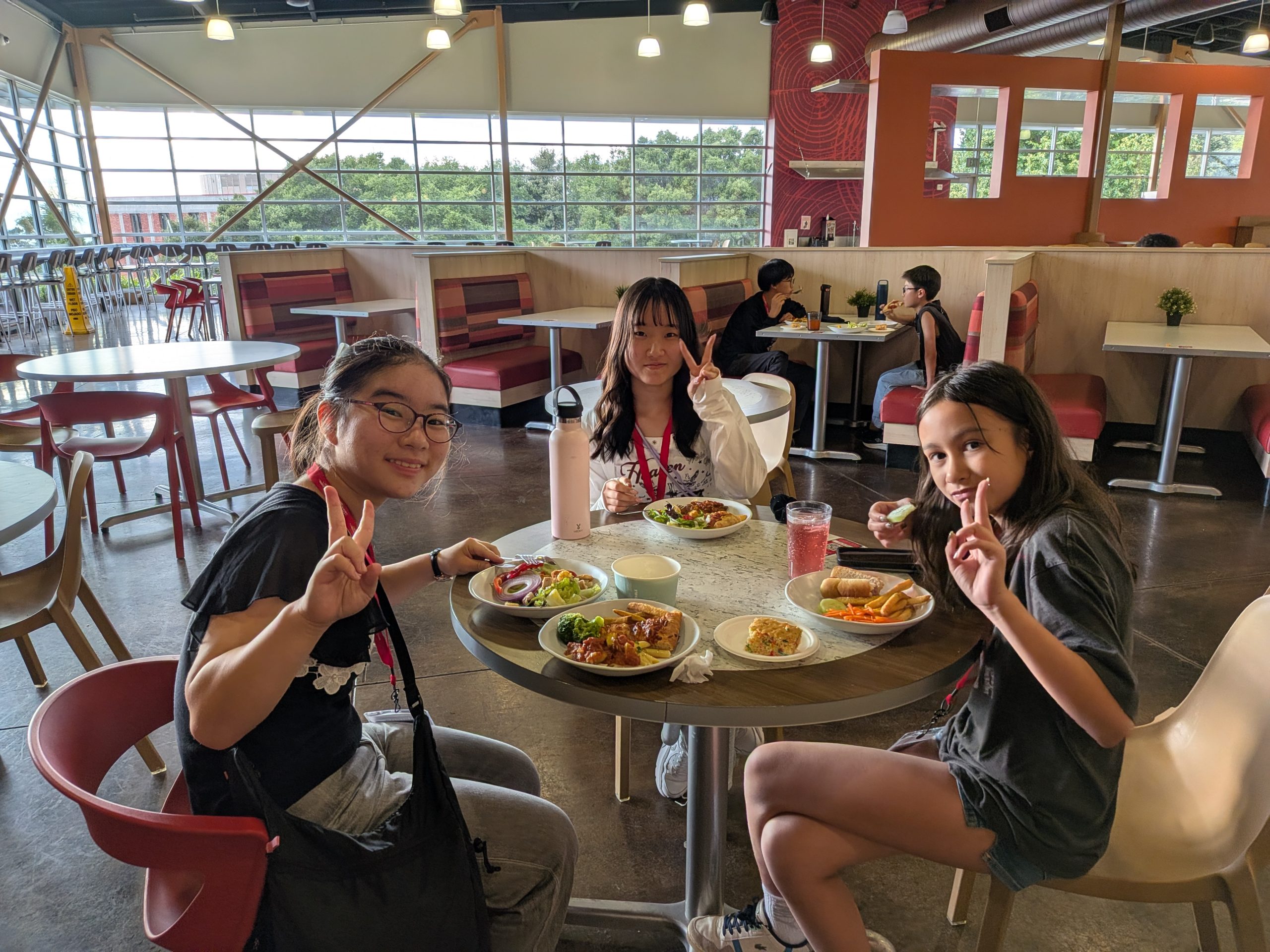 大学カフェテリアでの夕食