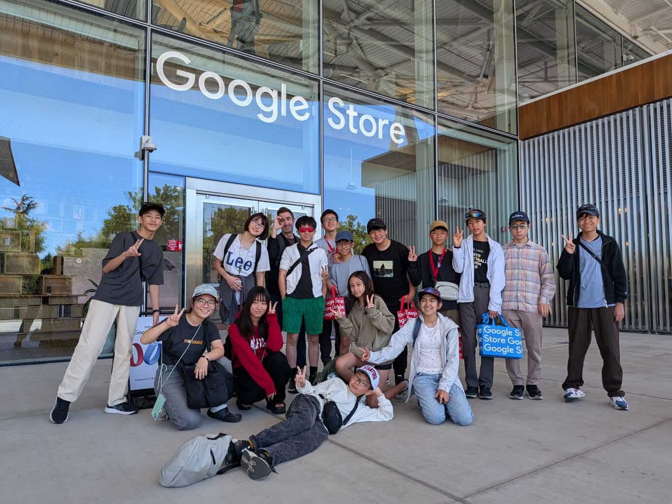Googleの最新製品を体験する生徒たち