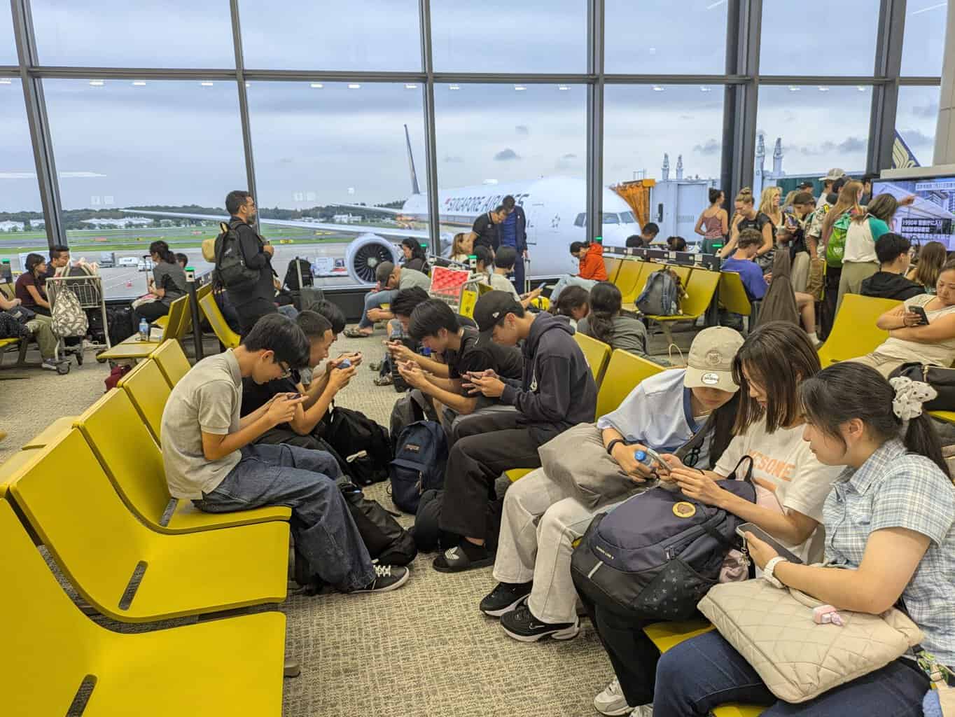 シンガポール航空の機内で過ごす参加者