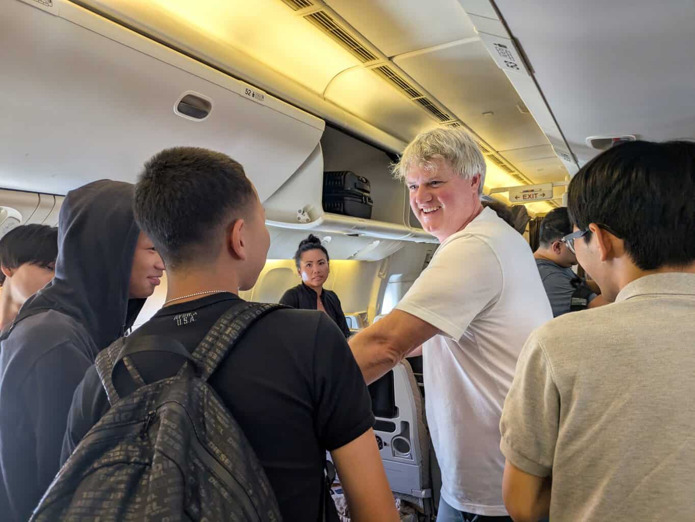 ロサンゼルス空港に到着した参加者たち