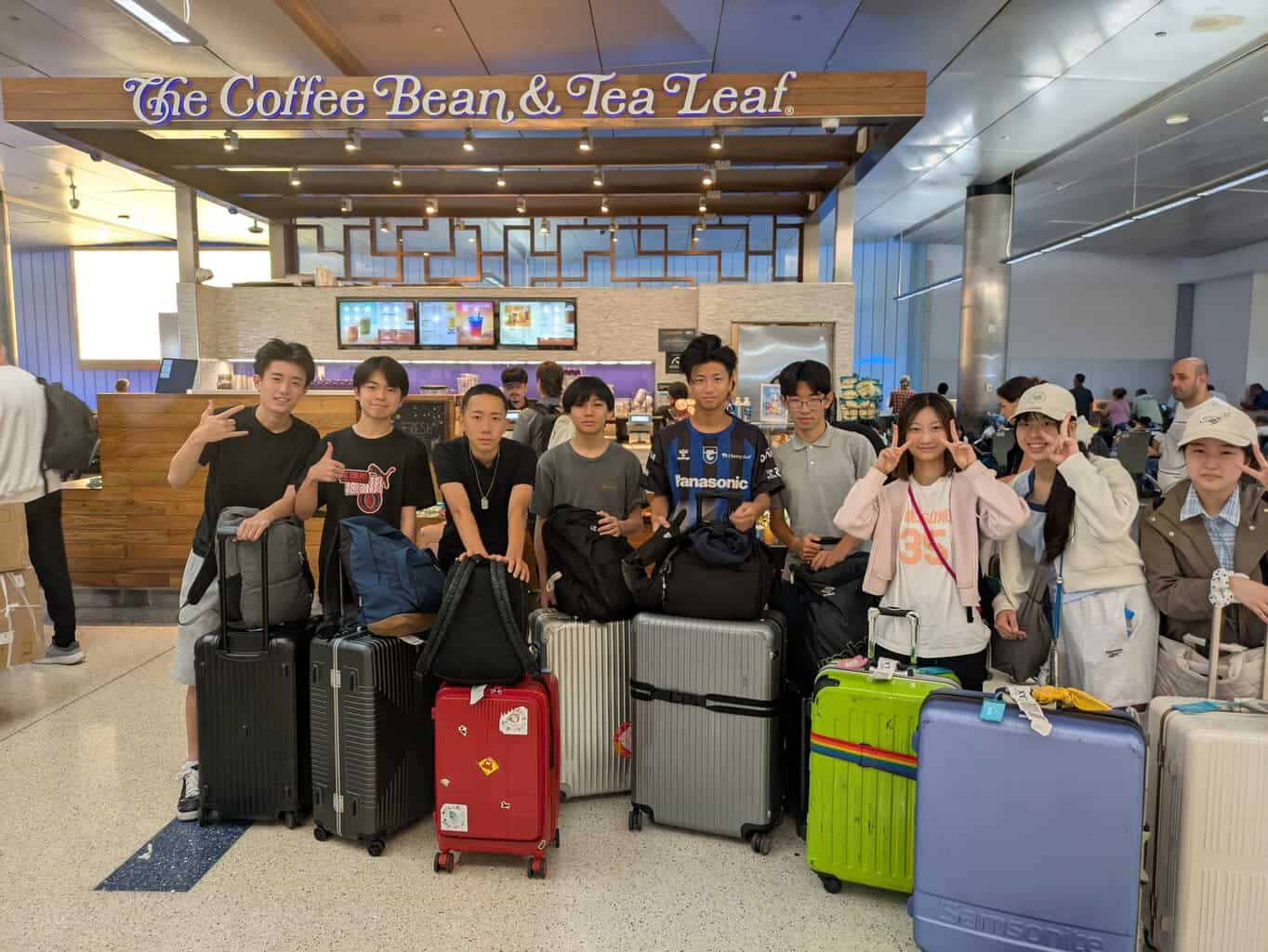 空港で荷物を持って移動する参加者