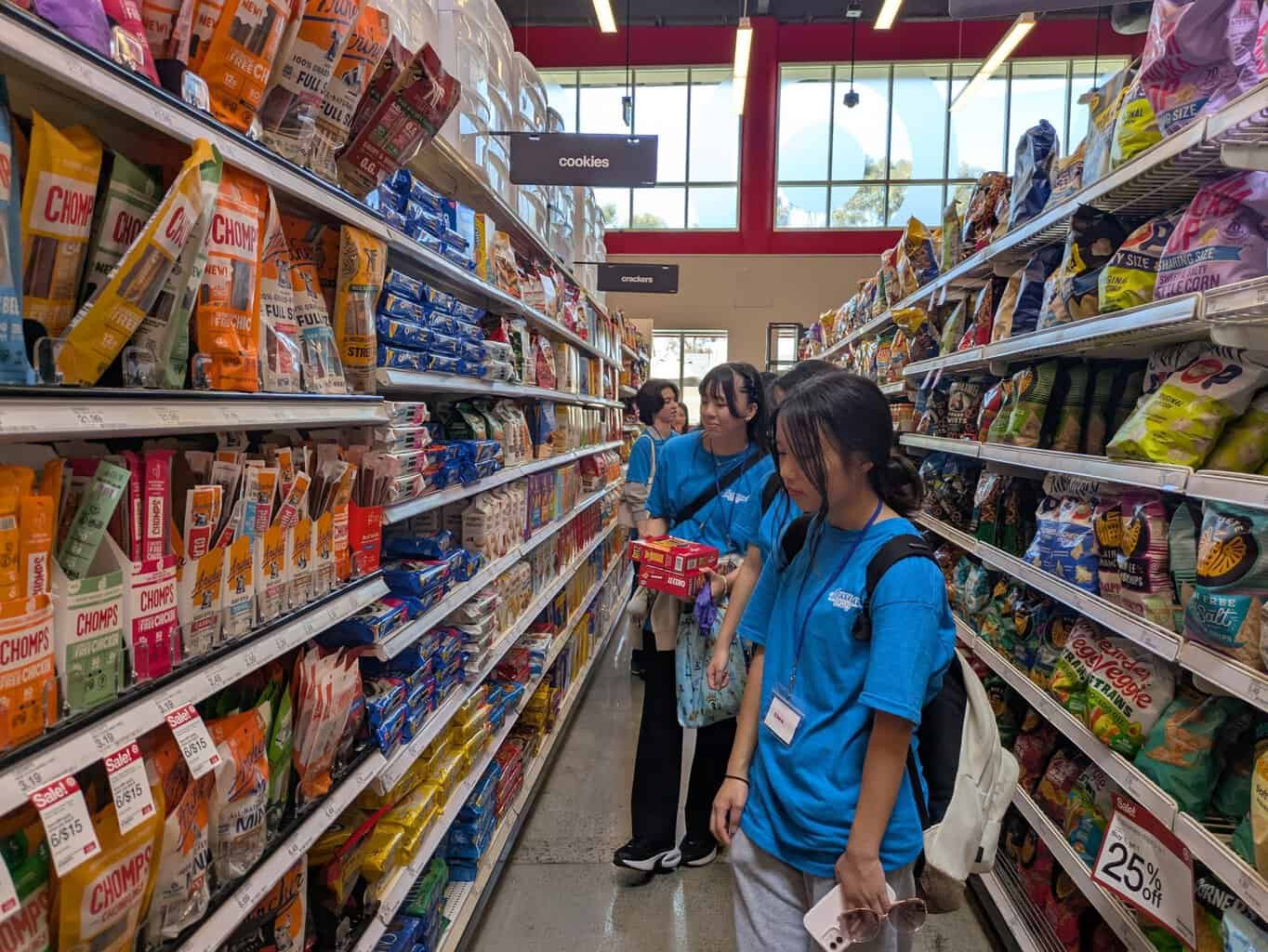 UCSD内のTargetでお買い物をする子どもたち
