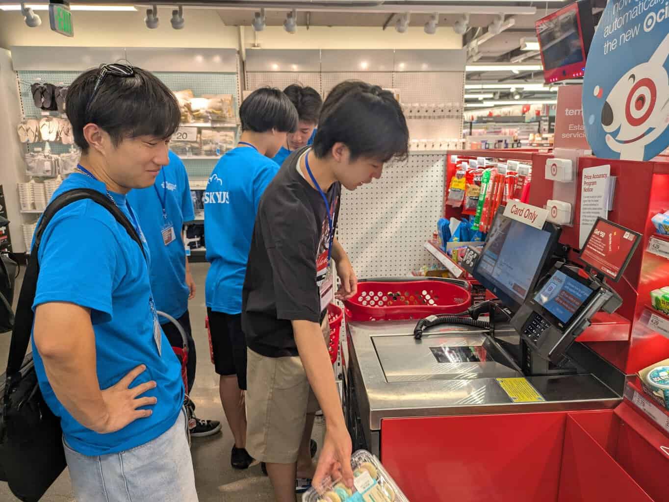 アメリカのお菓子や飲み物に大興奮の参加者