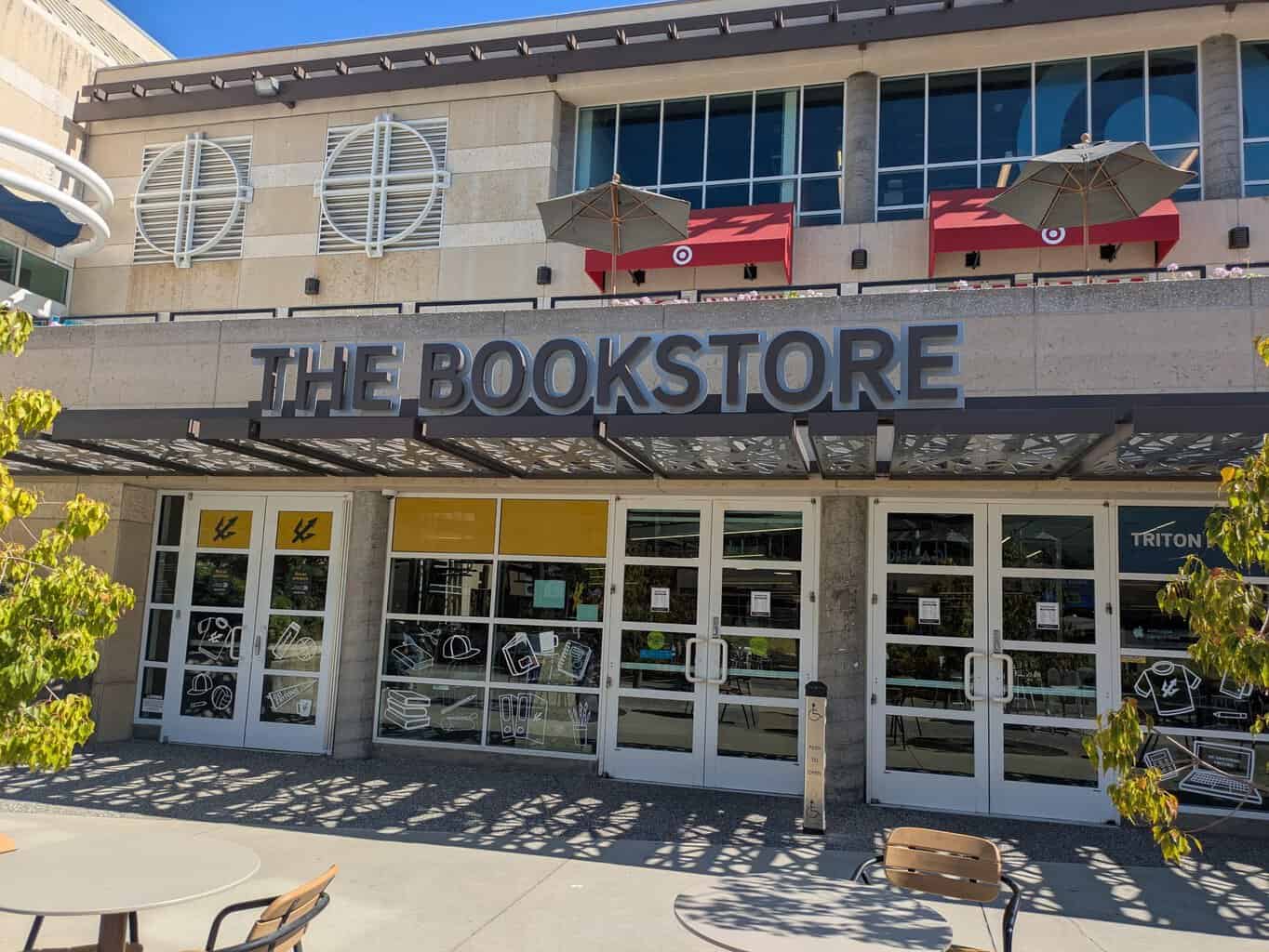 UCSDのBook Storeでお買い物する参加者