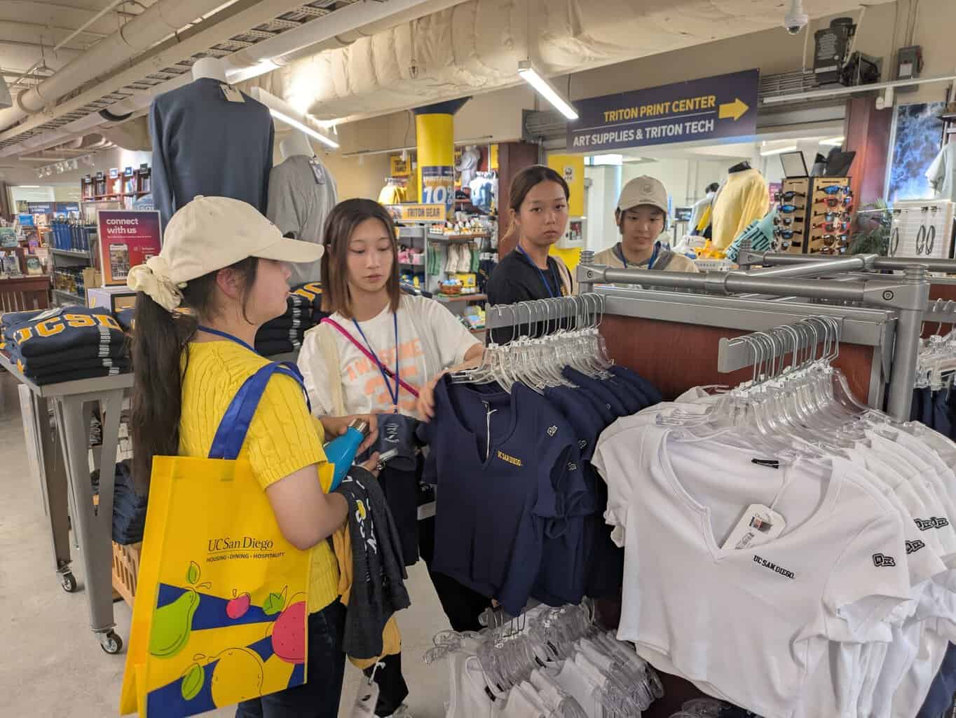 UCSDグッズを選ぶ参加者たち