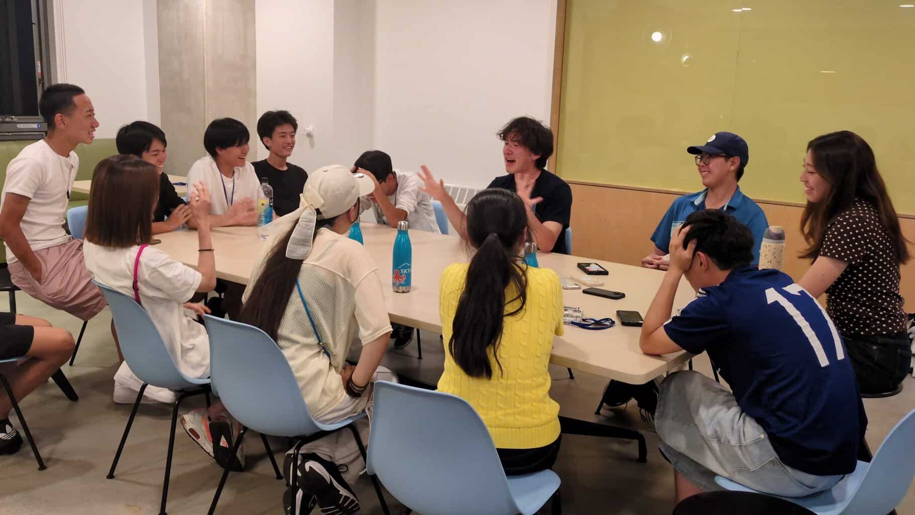 会話と推理を楽しむマフィアの様子