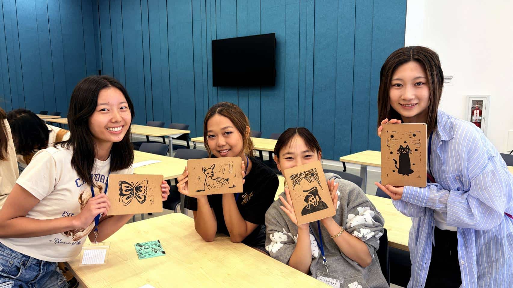彫刻刀でリノカットに挑戦する参加者