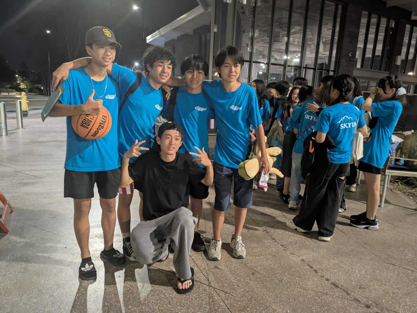 寮前の広場でのお別れBBQの様子