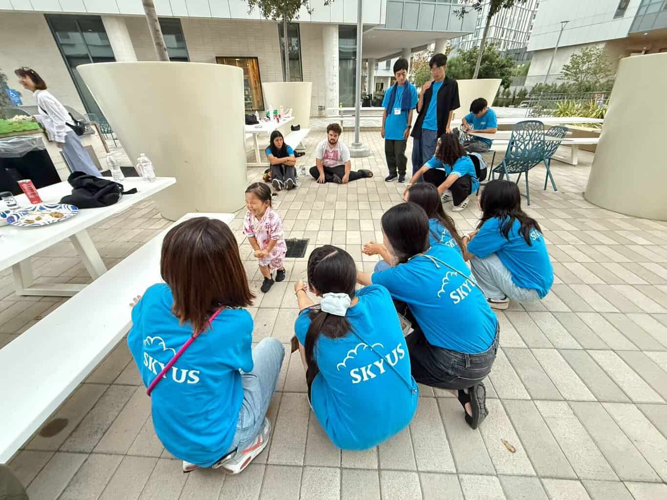 英語で会話しながら笑顔を見せる子どもたち