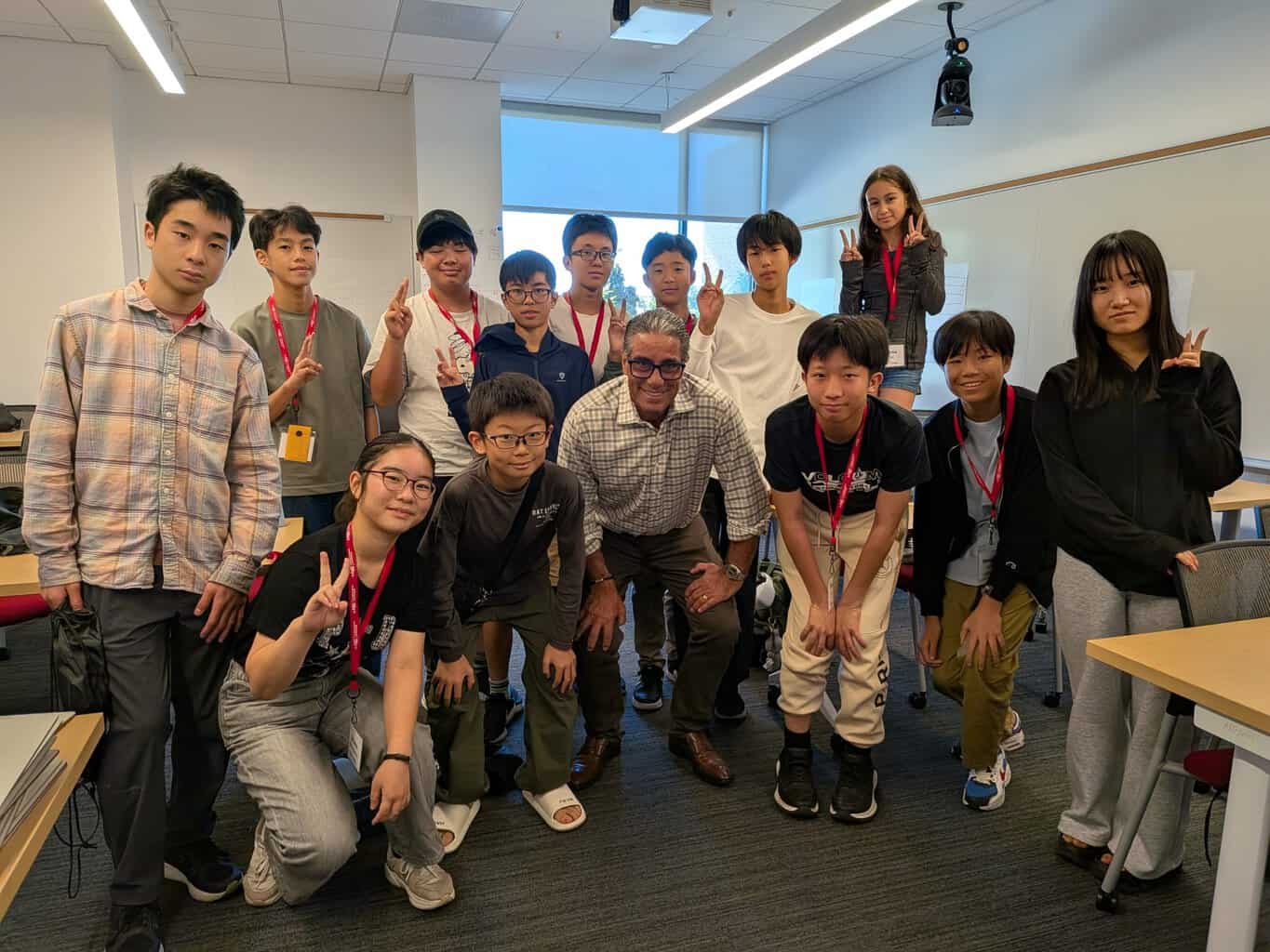 夕食後のKickballを楽しむ様子