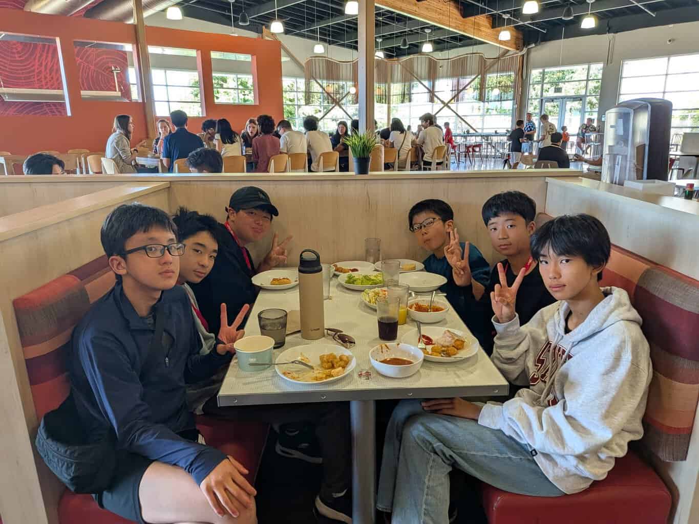 チームで発表する生徒たち