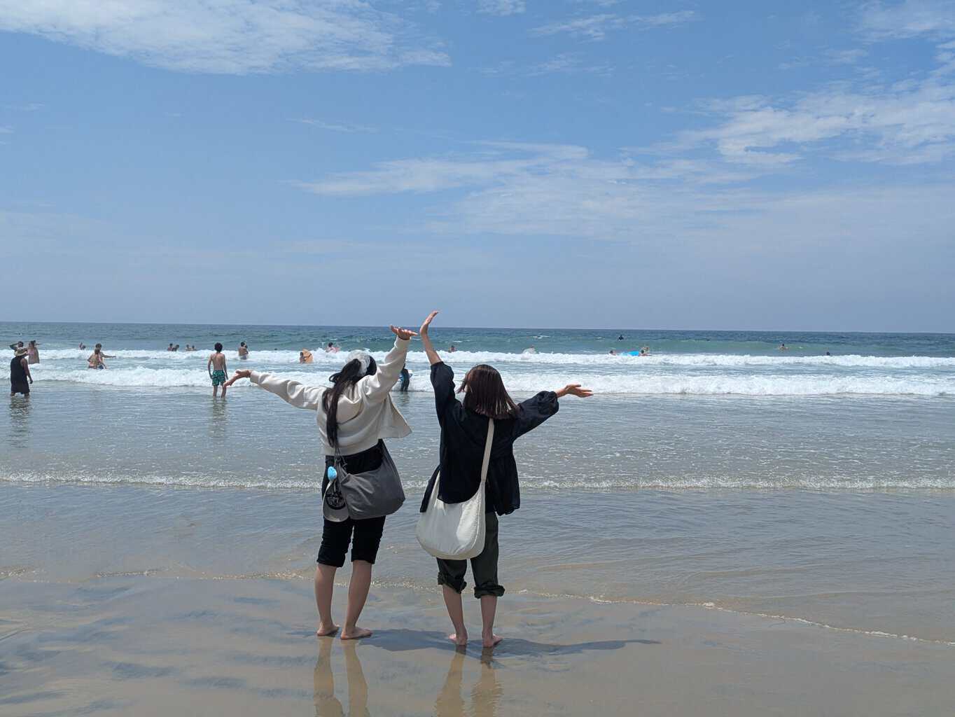 ラホヤの青い海を眺める参加者たち