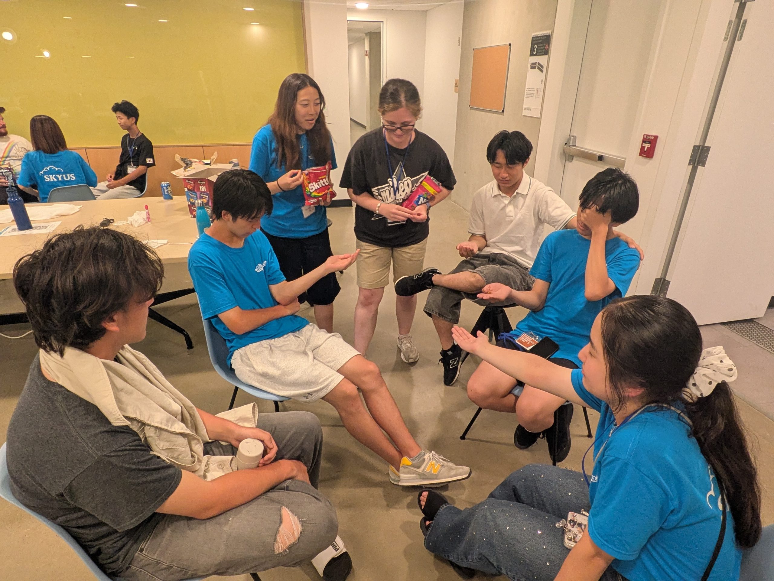 ゲームを楽しむ参加者たちの様子