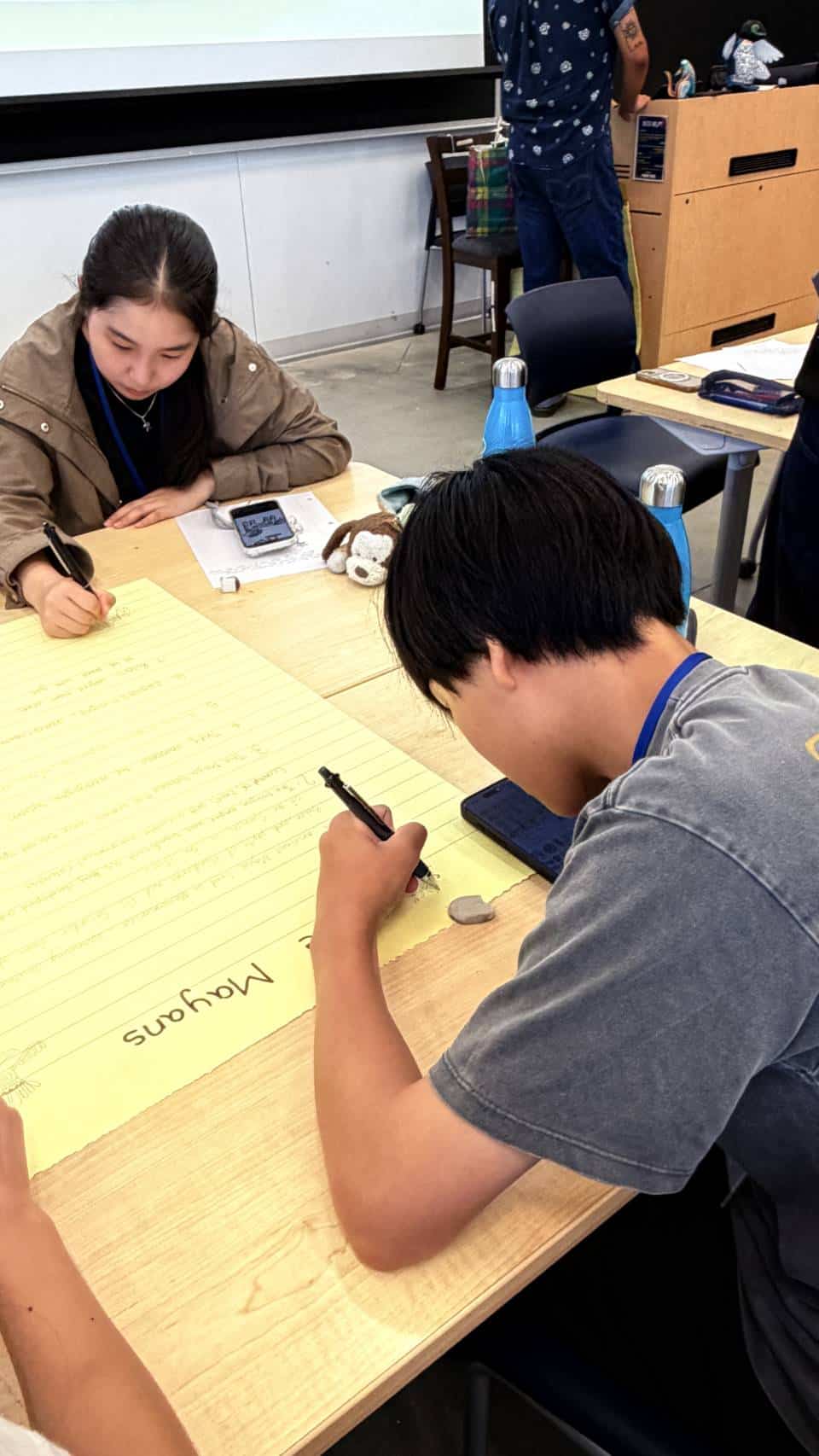 他のグループに向けて発表する生徒