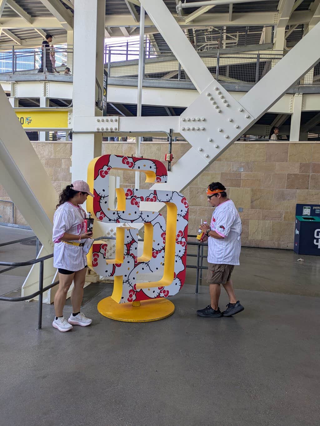 MLB観戦を満喫する日米の生徒たち