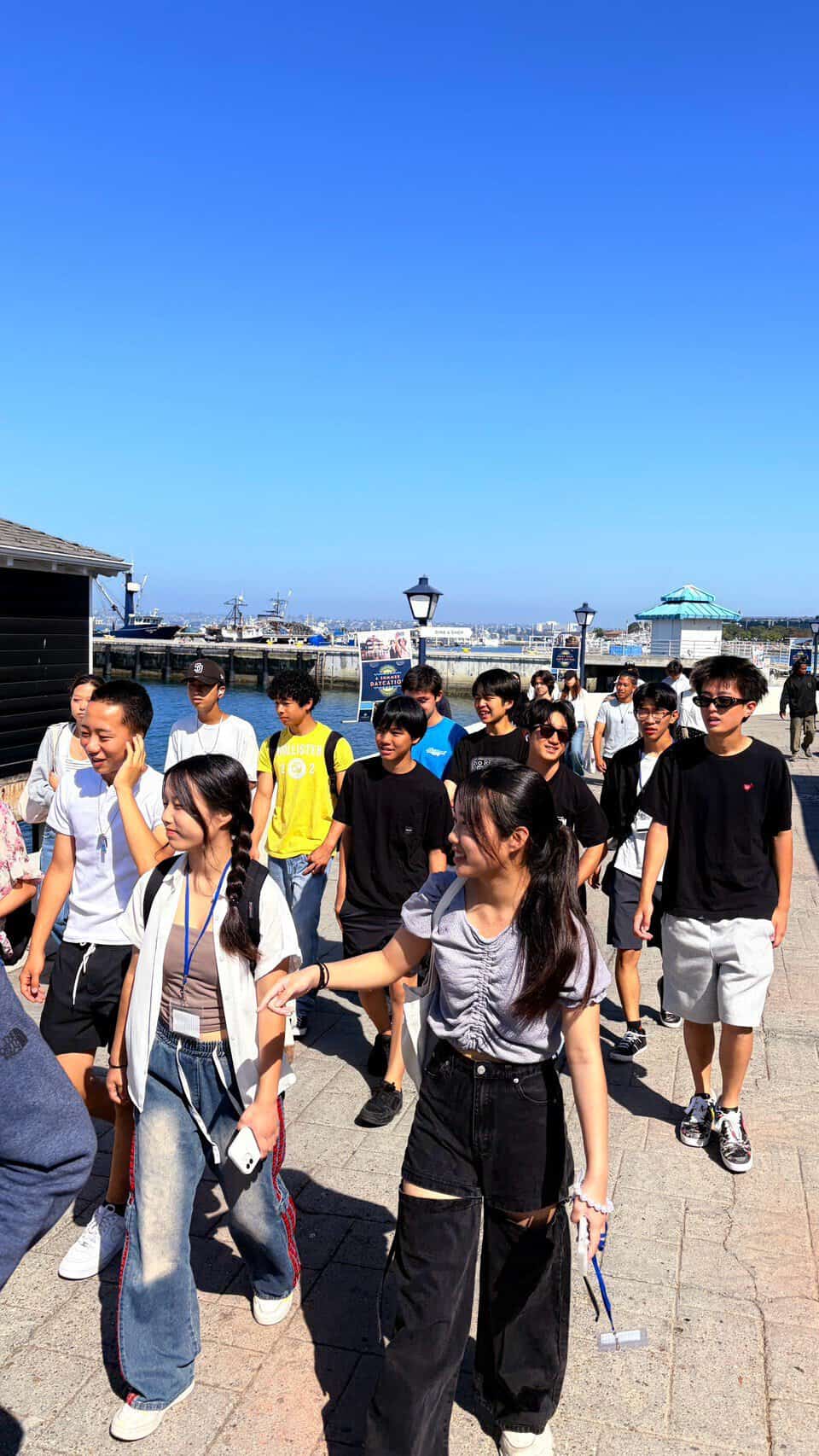 海沿いのシーポートビレッジを散策する参加者たち