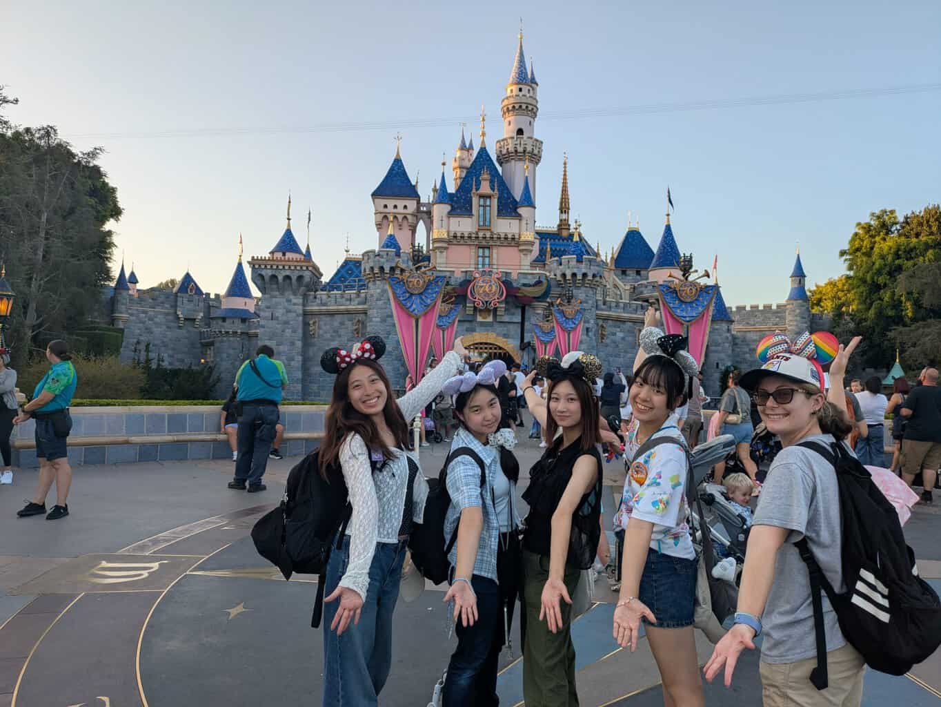 ディズニー名物のチュロスを味わう参加者