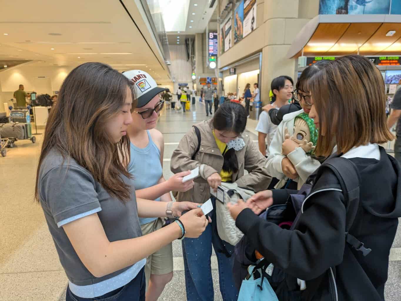 キャンプを振り返る参加者たちの様子