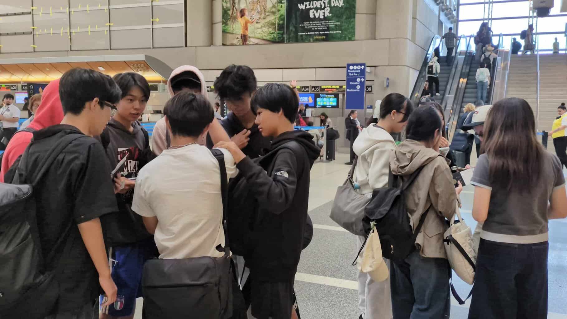 アメリカ人高校生と交流する日本人参加者