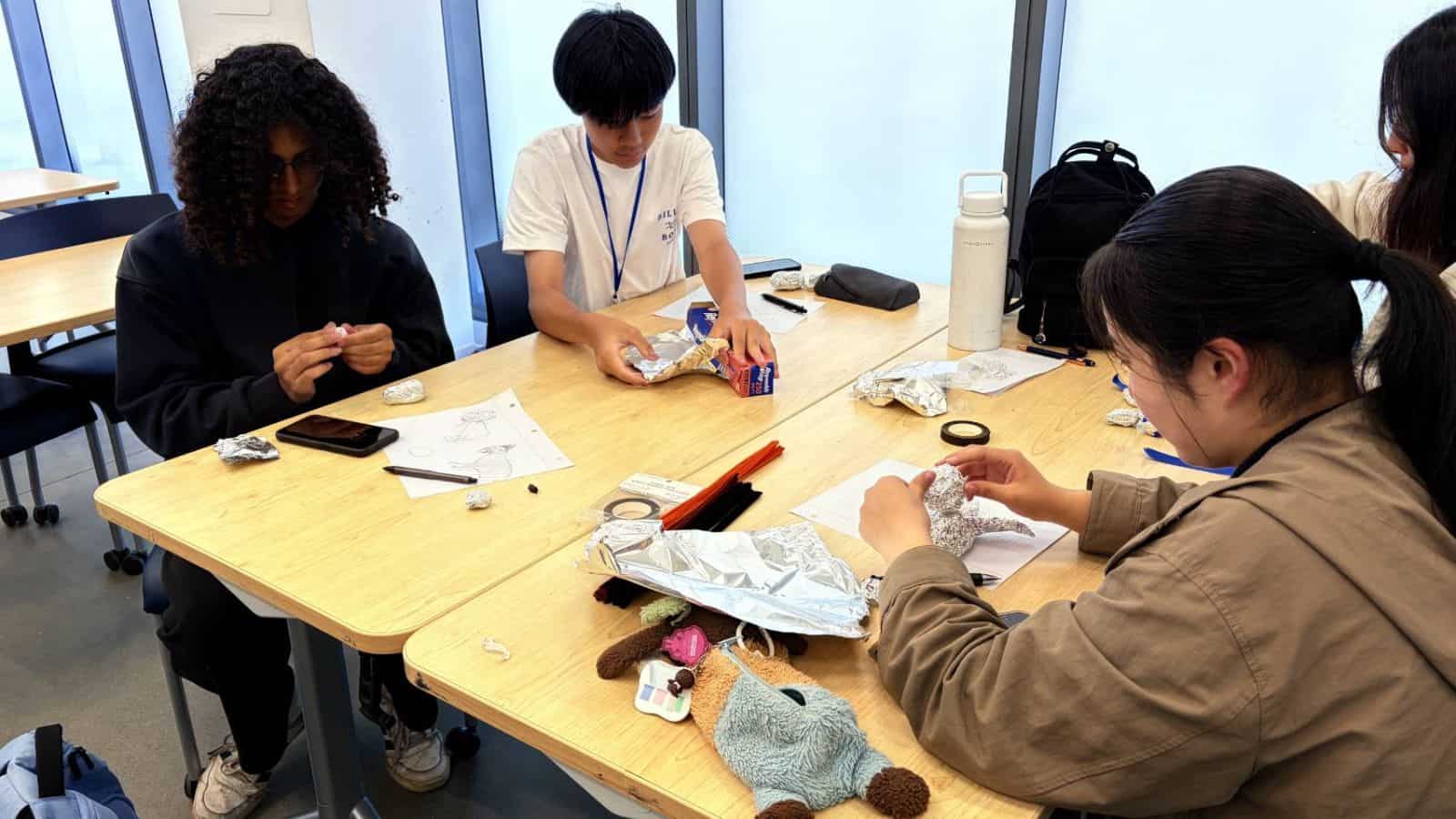 作品を褒めてもらう参加者
