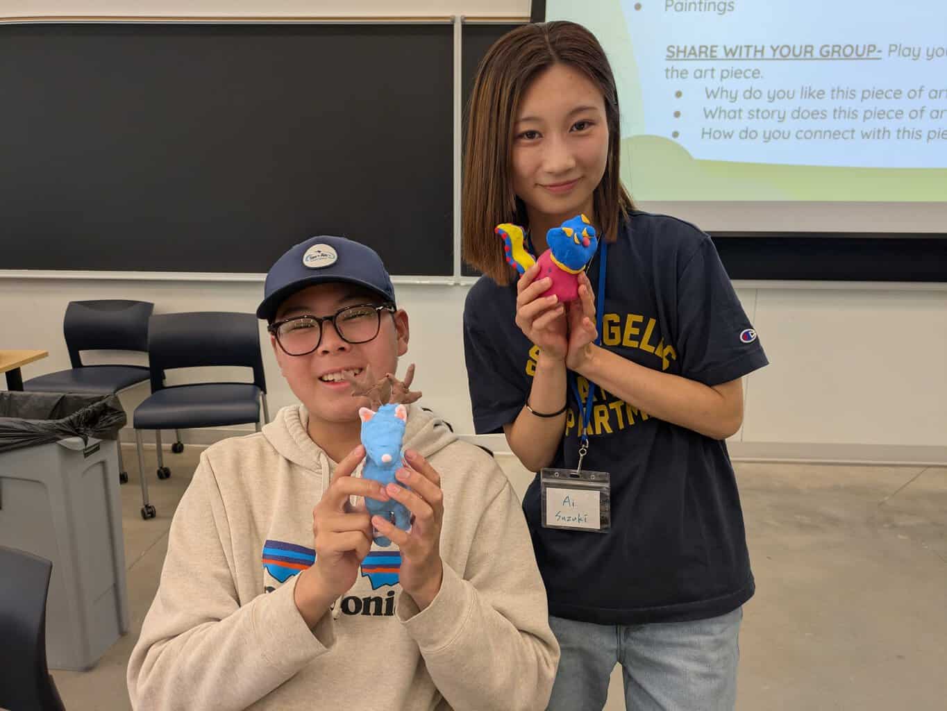 夜のCup Pongで対戦する参加者たち