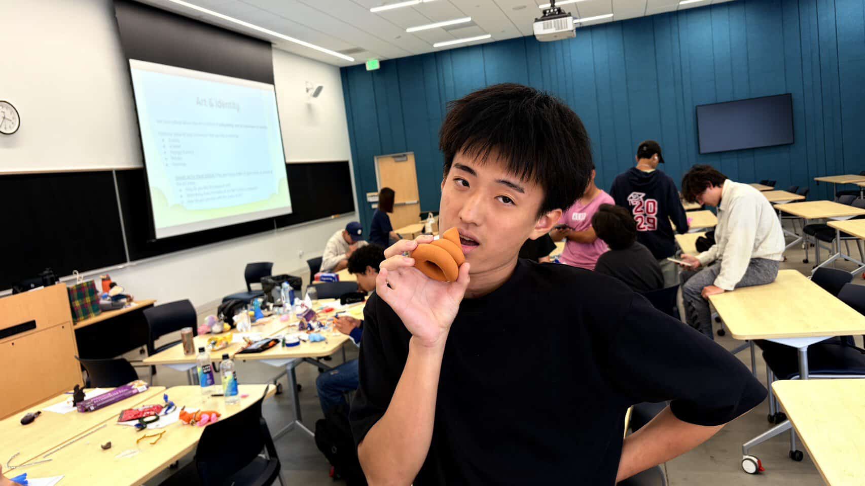 アルミホイルでアレブリヘの骨組みを作る参加者